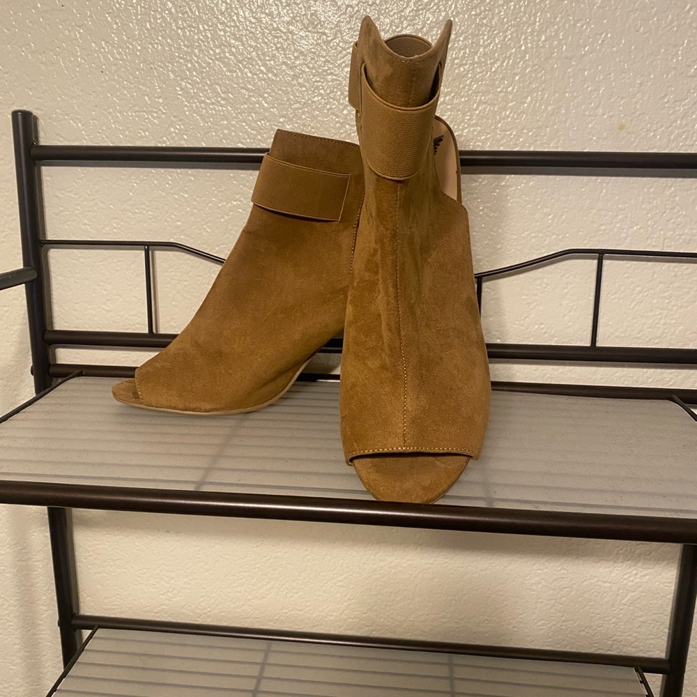Cute block heeled bootie/sandal Women’s 11M